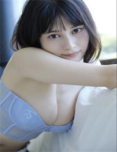 美女脱了内裤张开腿让男人添软件